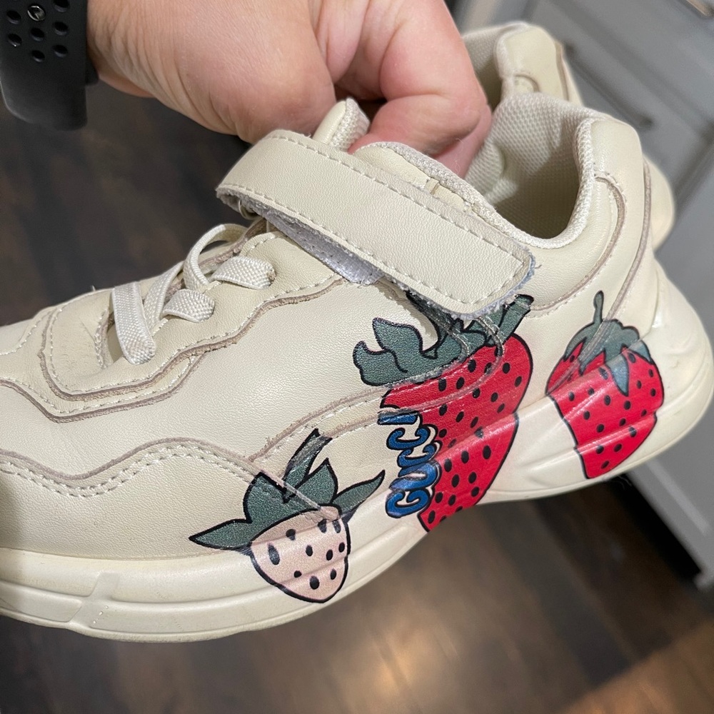 Strawberry 🍓sneakers